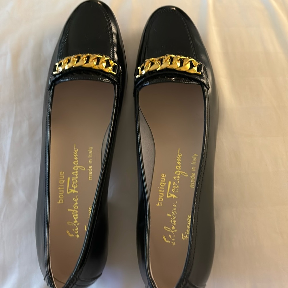 VERY GENTLY WORN BLACK FERRAGAMO LOAFERS— SIZE 7 AA
